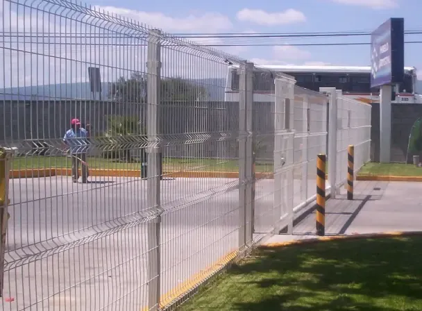 Reja Deacero blanca instalada en el perímetro de una empresa